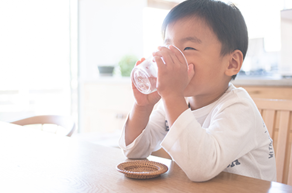 子どもが水を飲む写真